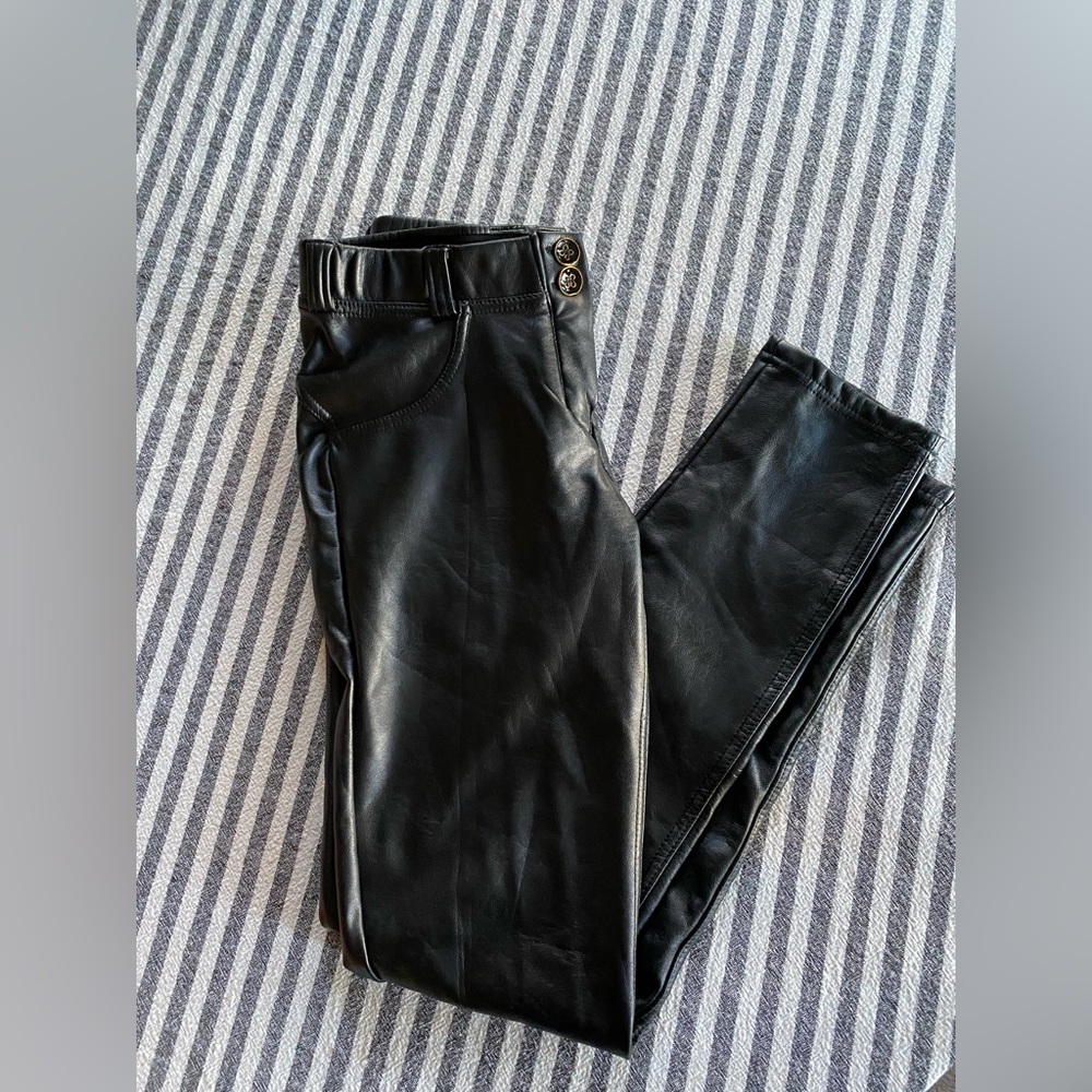 🖤Faux Leather Black pants with Booty lifting backside!🖤 NWT